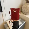 Mini bolso bandolera de charol rojo con elegante cierre de perla para mujer - Rojo