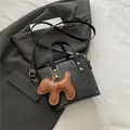Chic bolso bombonera negro con tierno colgante de cachorro, elegante bolso de PU. - Con Colgante / Negro