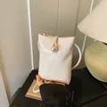 Minibolso para móvil color crema con cierre de perla vintage y correa de hombro - Blanco