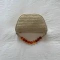 Bolso trenzado beige con asa de cuentas de ámbar y cadena metálica al hombro - Blanco