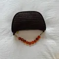 Mini bolso tejido marrón con cadena de perlas de resina ámbar y cremallera dorada - Marrón