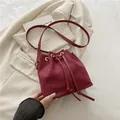 Bolso tipo cubo de ante burdeos con cordón ajustable y correa larga para el hombro - Rojo