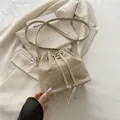Bolso tipo cubo beige en ante sintético con cierre de cordón y detalles dorados finos - Caqui