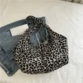 Große Canvas-Tragetasche mit Leopardenmuster in Schwarz und Braun in flacher Ansicht - Leopardenmuster