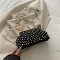 Elegante bolso de fiesta de encaje negro con perlas blancas y asa de metal dorado - Negro