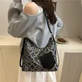 Retro Damen Schultertasche 2025 mit Schwarz-Weiß-Jacquard und Leder-Außentasche - Schwarz