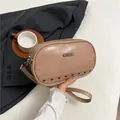 Retro ovale Umhängetasche in warmem Kamel-Kunstleder mit stylischen Metallnieten-Details - Khaki