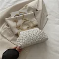 Bolso de noche elegante de encaje blanco con perlas y cadena dorada - Blanco