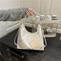 Silberne Jacquard-Halbmond-Schultertasche mit geometrischem Muster und schmalem Griff - Gebrochenes Weiß