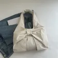 Borsa tote in tela beige con grande fiocco decorativo e trama plissettata - Beige