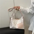 Schultertasche aus rosa Jacquard mit floraler Textur und Leder-Seitentasche - Rosa