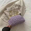 Bolso de fiesta de encaje violeta con flores de perlas y cadena dorada para eventos - Morado
