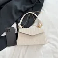 Schicke gewebte Umschlagtasche in Cremeweiß mit Knotengriffen und goldener Kette - Gebrochenes Weiß