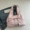 Borsa a spalla rosa con grande fiocco in tessuto leggero per uno stile estivo casual - Rosa