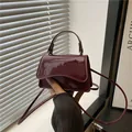 Mini borsa a mano in vernice bordeaux lucida con manico rotondo e tracolla - Rosso