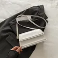 Minimalistische witte crossbody tas van PU-leer met verstelbare riem en gouden gesp - Wit
