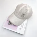 Elegante gorra de béisbol de encaje beige con un oso de pedrería y detalle de perla - Adulto, Ajustable / Beige