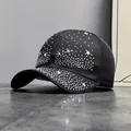 Primer plano de brillantes diamantes de imitación de estrellas en gorra negra - Talla Adulto (Ajustable) / Negro