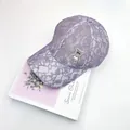Detalle de gorra de encaje morado con oso de diamantes y perla de corazón - Adulto, Ajustable / Morado