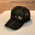 Dettaglio del cappello in pizzo floreale con fiocco di strass scintillanti su nero - Adulto / Regolabile / Nero