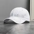 Detalle de diamantes de imitación plateados y estrellas de cristal en gorra blanca - Talla Adulto (Ajustable) / Blanco