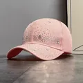 Primer plano detallado de gorra rosa con diamantes de imitación brillantes y estrellas - Talla Adulto (Ajustable) / Rosa