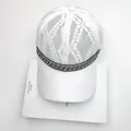 Détail du tissu en dentelle florale blanche et des perles de cristal sur la casquette - Adulte, Réglable / Blanc