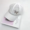 Elegante cappellino in pizzo bianco con farfalla di strass e decorazione di perle - Taglia Adulto (Regolabile) / Bianco