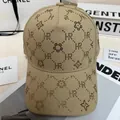 Dettaglio del cappellino beige con motivi monogramma in strass su tessuto di cotone - Taglia Adulto (Regolabile) / Cachi