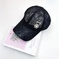 Detalle de gorra de encaje negro con broche de oso decorado con perlas y pedrería - Adulto, Ajustable / Negro