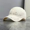Detalle de la gorra de béisbol crema con pedrería brillante y detalles de estrellas - Talla Adulto (Ajustable) / Beige