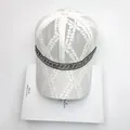 Détail de la casquette en dentelle blanche avec strass bleus et garniture de perles argentées - Adulte, Réglable / Blanc Cassé