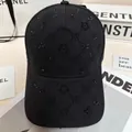 Dettaglio cappellino nero con motivo floreale di strass neri e logo HR ricamato sopra - Taglia Adulto (Regolabile) / Nero