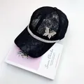 Dettaglio cappellino in pizzo nero con farfalla di strass e finiture in cristallo - Taglia Adulto (Regolabile) / Nero