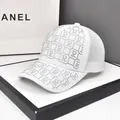 Dettaglio del cappello da baseball bianco in mesh con motivi di lettere in strass argento - Taglia Adulto (Regolabile) / Bianco
