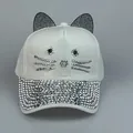 Dettaglio cappello bianco con orecchie da gatto in strass e simpatico muso di gatto - Taglia Adulto (56-60cm) / Bianco