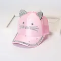Detailopname van de strass kattenoren op een roze ademende mesh baseballpet voor dames - Volwassene / Roze