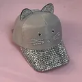 Dettaglio del berretto grigio con strass scintillanti e graziose orecchie da gatto - Taglia Adulto (56-60cm) / Grigio