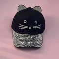 Dettaglio cappello nero con orecchie da gatto e strass argentati brillanti sulla visiera - Taglia Adulto (56-60cm) / Nero