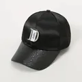 Berretto da baseball in raso nero con lettera D in strass e visiera glitterata - Adulto, Regolabile / Nero