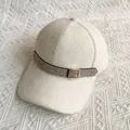 Dettaglio cappello in maglia peluche con cinturino di strass e fibbia dorata - Adulto, Regolabile / Bianco