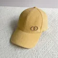 Detalle del tejido de punto de felpa amarillo y la hebilla de metal con pedrería brillante - Talla Adulto (Ajustable) / Amarillo