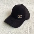 Detalle de gorra de béisbol de pelo sintético negro con emblema dorado y pedrería fina - Talla Adulto (Ajustable) / Negro