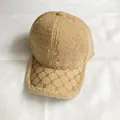 Gorra de béisbol de lana de cordero camello con bordado de letra R y pedrería brillante - Talla Adulto (Ajustable) / Caqui