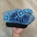 Boina de mezclilla con flores 3D artesanales y borde negro sobre fondo de madera - M / Denim Azul Claro