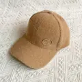 Detalle macro de gorra de béisbol de felpa camel con hebilla metálica de doble aro con pedrería - Talla Adulto (Ajustable) / Caqui