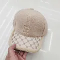 Gorra de béisbol de lana beige para invierno con bordado R de pedrería y tejido cálido - Talla Adulto (Ajustable) / Beige