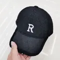 Gorra negra de lana de cordero con letra R bordada y detalles de lentejuelas brillantes - Talla Adulto (Ajustable) / Negro con línea blanca