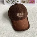 Dettaglio del ricamo Paris su cappello in pile marrone con visiera in pelle monogrammata - Taglia Adulto (Regolabile) / caffè