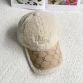 Dettaglio ricamo Paris su cappellino in pile teddy crema con visiera a motivo R - Taglia Adulto (Regolabile) / Beige